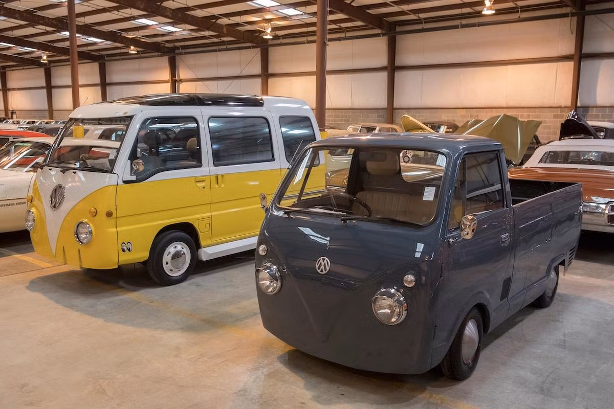 Những chiếc bán tải mini, xe tốc hành mini cổ "made in" Nhật Bản giờ rất hiếm thấy ở bên ngoài nhưng trong đại lý của Gary lại nhiều vô kể.