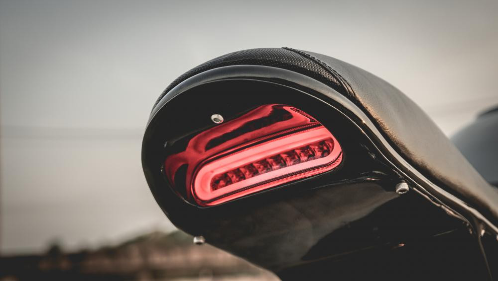 Đuôi chắn bùn được lược bỏ để phần đuôi gọn nhẹ hơn. Cụm đèn hậu của Benelli Leoncino được giữ nguyên.