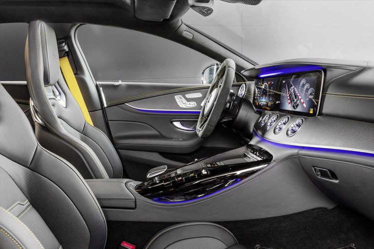 Xe có không gian rộng rãi với 4 ghế với nhiều nội thất sang trọng bên trong.