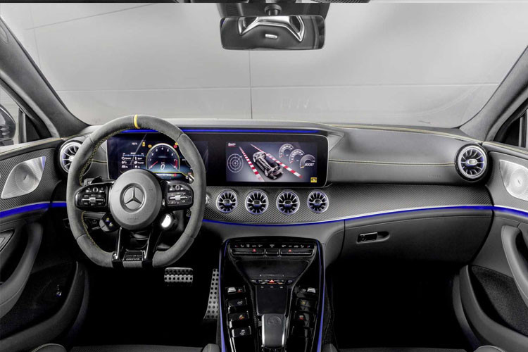 Cùng với ngoại hình bắt mắt, động cơ mạnh, mẫu xe này còn được trang bị nhiều tiện nghi hiện đại.