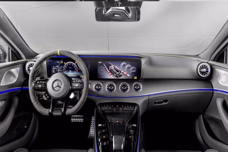 Cùng với ngoại hình bắt mắt, động cơ mạnh, mẫu xe này còn được trang bị nhiều tiện nghi hiện đại.