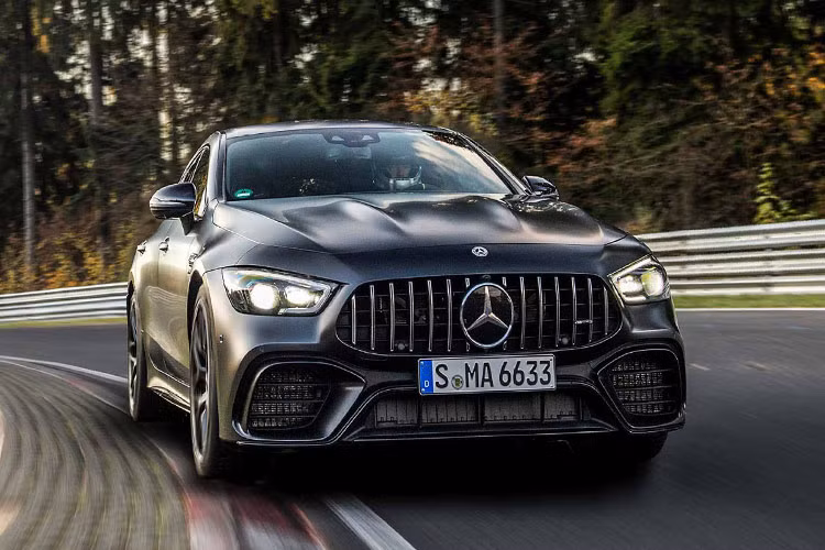 Nhờ có sự tổng hợp của các yếu tố động cơ V8 mạnh mẽ, hệ thống dẫn động 4 bánh AMG Performance 4MATIC+ biến thiên, khóa vi sai điều khiển điện tử và hệ thống đánh lái trục sau mà GT 63 S 4MATIC+ có thể thực hiện được kỷ lục này.