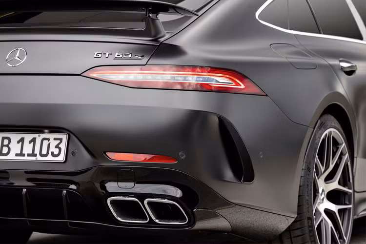  Mercedes GT 63 S 4MATIC+ 4 cửa được phát triển dựa trên nền tảng hệ động lực và chassis cải tiến từ phiên bản coupe AMG GT quen thuộc - vốn có model thể thao AMG GT-R cũng đã từng giữ kỷ lục hoàn thành một vòng Nurburgring