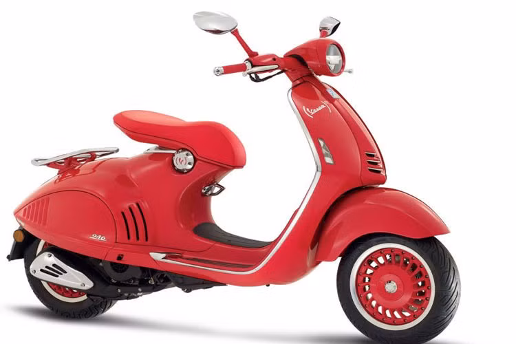 Ba phiên bản xe mới này gồm có Vespa 946, Sprint Carbon và Sei Giorni.