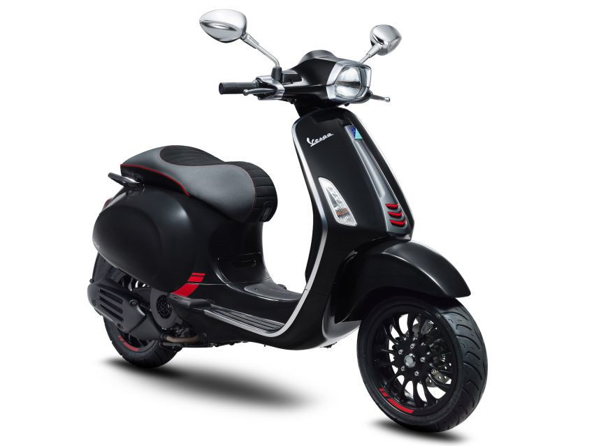 Trong đó nắm vào nhóm khách hàng trẻ tuổi là mẫu Vespa Sprint Carbon 2019, được trang bị động cơ xy-lanh đơn 150 cc, làm mát bằng không khí, cho công suất 13,9 mã lực tại 6.000 vòng/phút.