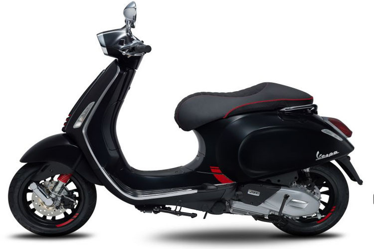 Vespa Sprint Carbon sở hữu thiết kế khá nhỏ gọn. Xe gây ấn tượng với màu ngoại thất đen tuyền và điểm nhấn bằng một vài chi tiết màu đỏ nổi bật. Sprint Carbon trang bị đèn pha hình chữ nhật và mâm xe hợp kim nhôm kích thước 12 inch. Vespa Sprint Carbon có giá 17.400 RM, khoảng 97,7 triệu đồng.