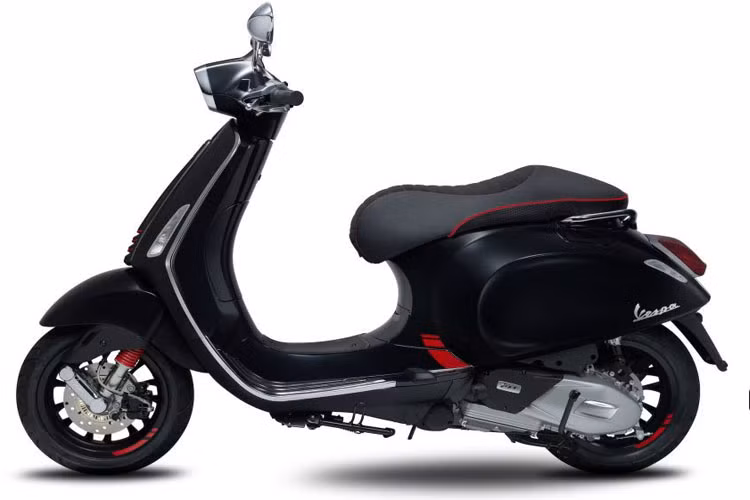 Vespa Sprint Carbon sở hữu thiết kế khá nhỏ gọn. Xe gây ấn tượng với màu ngoại thất đen tuyền và điểm nhấn bằng một vài chi tiết màu đỏ nổi bật. Sprint Carbon trang bị đèn pha hình chữ nhật và mâm xe hợp kim nhôm kích thước 12 inch. Vespa Sprint Carbon có giá 17.400 RM, khoảng 97,7 triệu đồng.