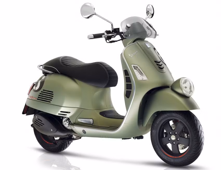 Vespa Sei Giorni mang động cơ 300 cc với công suất 21 mã lực tại 7.750 vòng/phút và mô-men xoắn 22 Nm tại 5.000 vòng/phút. Xe có màu sơn Verde Matt (xanh lá cây mờ) rất lạ mắt.
