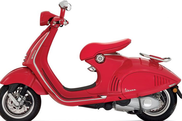 Cao cấp nhất trong ba phiên bản giới hạn này là mẫu xe ga Vespa 946. Nằm trong dự án RED, quỹ toàn cầu để chống lại căn bệnh HIV/AIDS nên mẫu xe này được thiết kế sơn đỏ hoàn toàn. Vespa 946 RED mang theo động cơ xy-lanh đơn 125 cc, ba van, hộp số CVT.