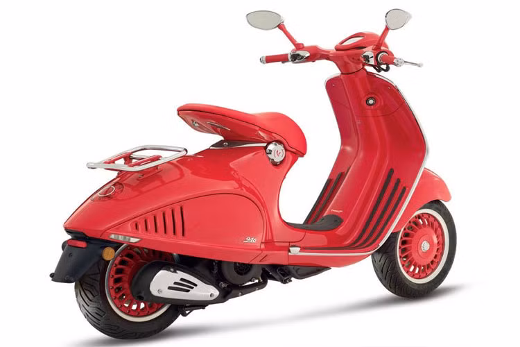 Vespa 946 RED có giá đắt nhất là 66.000 RM, tương đương 370,7 triệu đồng. Đặc biệt mỗi chiếc Vespa 946 được bán ra sẽ đóng góp 150 USD cho dự án RED, mua 500 ngày thuốc cho một bệnh nhân HIV/AIDS.