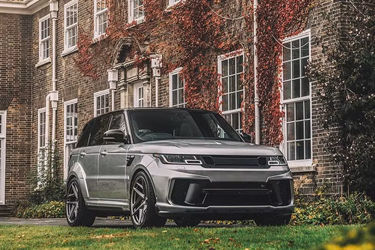 Chiếc Range Rover độ widebody màu xám lông chuột tuyệt đẹp. Có khá nhiều chi tiết, bộ phân xe được thay đổi so với thiết kế nguyên bản. Đầu tiên là cụm lưới tản nhiệt, cản trước được thiết kế lại toàn bộ tạo cái nhìn khác biệt hầm hố hơn.
