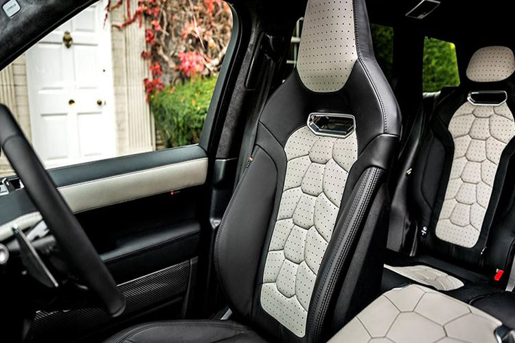 Bên trong, Kahn Design chỉ trang trí lại cabin của chiếc xe bằng cách bọc lại nội thất da cao cấp với mặt ghế ngồi chần chỉ thành những hình khối mạnh mẽ.