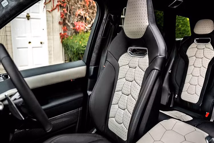 Bên trong, Kahn Design chỉ trang trí lại cabin của chiếc xe bằng cách bọc lại nội thất da cao cấp với mặt ghế ngồi chần chỉ thành những hình khối mạnh mẽ.