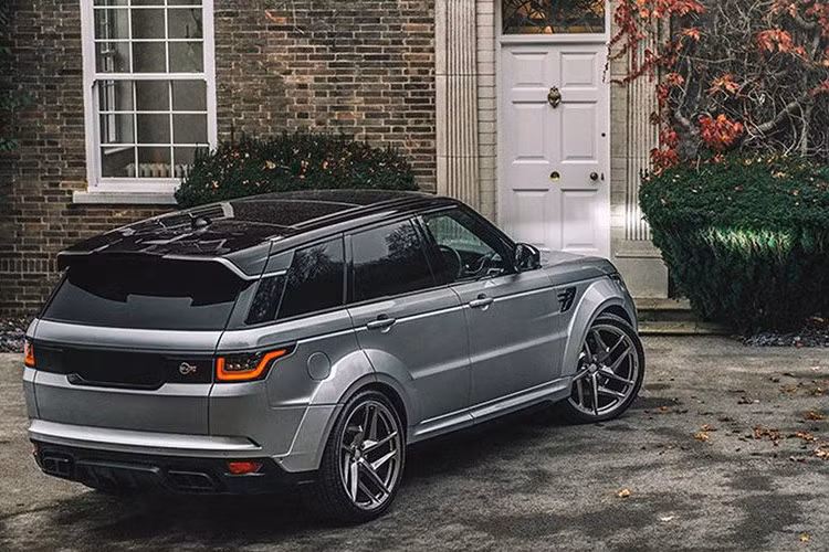 Bản độ Range Rover Sport SVR “Pace Car First Edition” này có giá 140 nghìn Bảng Anh (tương đương khoảng 4,1 tỷ đồng) tại Anh Quốc.