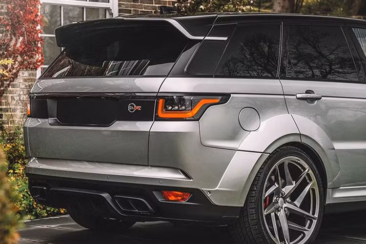 Ở phía sau, Kahn Design lắp thêm cánh đuôi, khuếch tán không khí dưới cản và cặp ống xả kép.