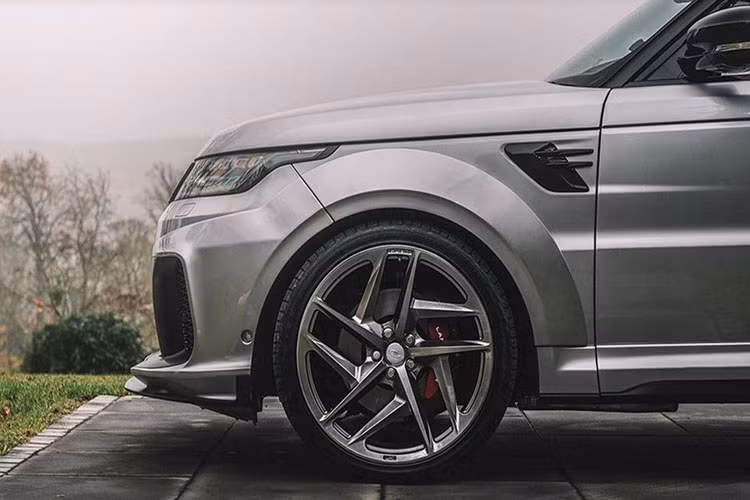 Để phù hợp hơn với bộ mâm này, hãng độ cũng sử dụng lốp thành mỏng bất chấp sự ảnh hưởng đến khả năng vượt địa hình của xe.