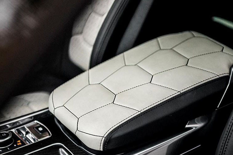 Động cơ xe vẫn được giữ nguyên bản, với động cơ xăng V8 5.0L Supercharged trên chiếc SVR mới đạt 575PS và mô-men xoắn cực đại 700Nm, kết hợp với hộp số tự động 8 cấp 8HP70 của ZF, hệ dẫn động 4 bánh toàn thời gian và khung sườn đã được tối ưu cho khả năng vận hành tốc độ cao. Nhờ đó, Range Rover Sport SVR 2019 có thể tăng tốc 0-96km/h mất 4,3 giây và đạt tốc độ tối đa 283km/h.