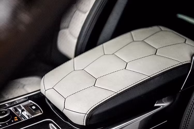 Động cơ xe vẫn được giữ nguyên bản, với động cơ xăng V8 5.0L Supercharged trên chiếc SVR mới đạt 575PS và mô-men xoắn cực đại 700Nm, kết hợp với hộp số tự động 8 cấp 8HP70 của ZF, hệ dẫn động 4 bánh toàn thời gian và khung sườn đã được tối ưu cho khả năng vận hành tốc độ cao. Nhờ đó, Range Rover Sport SVR 2019 có thể tăng tốc 0-96km/h mất 4,3 giây và đạt tốc độ tối đa 283km/h.