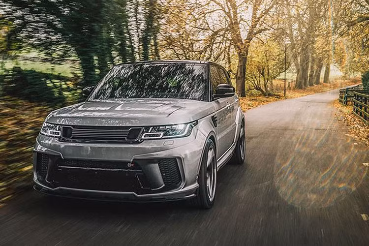 Cùng với đó, ốp bánh xe phong cách widebody được Kahn Design thiết kế đặc biệt, được cho là rất phù hợp với kiểu dáng nguyên bản của Range Rover Sport SVR.