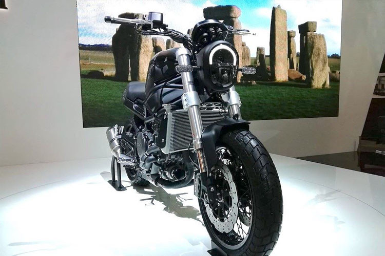 Leoncino 800 sở hữu những đặc điểm thiết kế từ cả 2 model 500 và 250cc nhỏ hơn. Phần đầu với đèn pha LED hình oval rõ ràng đã được lấy cảm hứng từ Leoncino 250, trong khi các tỷ lệ thân xe gần hơn với Leoncino 500.