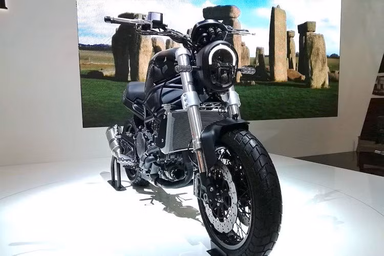 Leoncino 800 sở hữu những đặc điểm thiết kế từ cả 2 model 500 và 250cc nhỏ hơn. Phần đầu với đèn pha LED hình oval rõ ràng đã được lấy cảm hứng từ Leoncino 250, trong khi các tỷ lệ thân xe gần hơn với Leoncino 500.