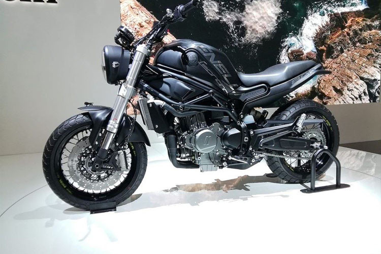 Benelli Leoncino 800 Concept được trang bị nhiều đồ chơi hàng hiệu đắt tiền. Cụ thể, Leoncino 800 được trang bị cặp vành nhôm Excel trọng lượng nhẹ kèm lốp Pirelli MT60RS gai lớn - loại lốp hiện cũng đang được sử dụng cho Ducati Scrambler.