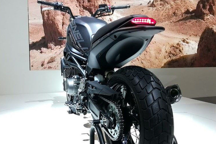 Bộ mâm khủng là một trong những nét nổi bật ở ngoại hình chiếc xe.