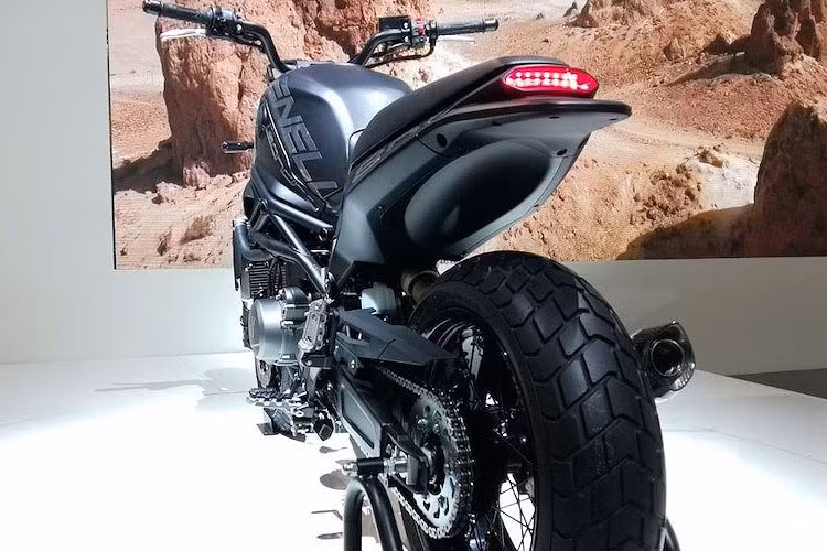 Bộ mâm khủng là một trong những nét nổi bật ở ngoại hình chiếc xe.