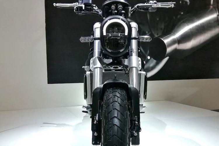 Hiện vẫn còn đang trong giai đoạn phát triển, chiếc xe vẫn đang được trang bị bảng đồng hồ Translogic Microdash màn hình đơn sắc.