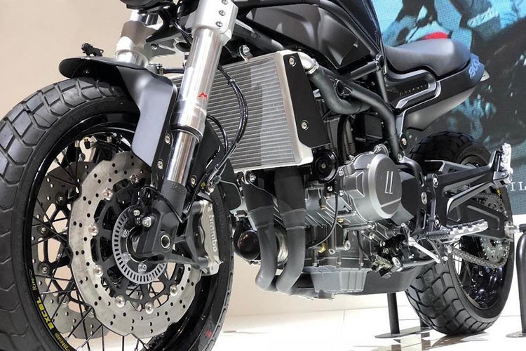 Leoncino 800 là khối động cơ 2 xi-lanh thẳng hàng DOHC mới có dung tích 800cc. Theo tiết lộ, động cơ này có gốc máy dựa trên nền tảng 2 xi-lanh hiện tại của Benelli - nhiều khả năng từ chiếc naked-bike 752S.