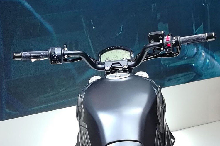 Benelli Leoncino 800 có thiết kế bình xăng khá khác biệt với các đường nét góc cạnh và khỏe khoắn hơn các phiên bản còn lại, đồng thời xây dựng nó trên nền tảng khung Trellis.