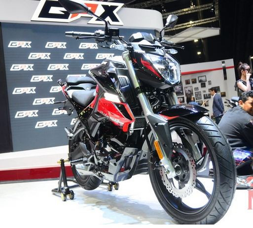 GPX Razer 220 được đánh giá là chiếc naked-bike có phân khối lớn nhất trong gia đình GPX. Xe có nhiều phiên bản màu sắc độc đáo như màu đỏ, xanh dương và đen. Và... được xe là đối thủ trực tiếp cạnh tranh với KTM Duke 250, Yamaha MT-03 hay Kawasaki Z250.