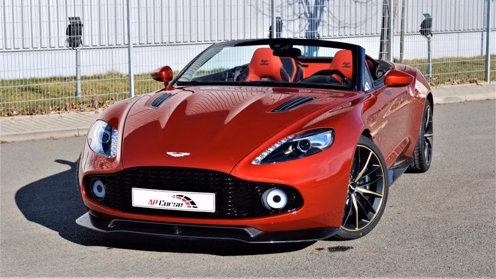 Mới đây, 1 chiếc siêu xe Aston Martin Vanquish Zagato Volante màu đỏ tuyệt đẹp trong số 99 chiếc Aston Martin Vanquish Zagato Volante vừa sản xuất cách đây 19 đã được rao bán với số tiền khủng lên đến 1,48 triệu USD (khoảng hơn 33 tỷ đồng) cao hơn khoảng 20,8 tỷ đồng so với giá bán niêm yết.