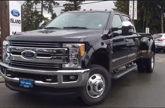 Giá bán Ford F-350 Super Duty Lariat CrewCab tại Việt Nam hiện vẫn đang còn ẩn số. Tuy nhiên, ở thị trường Mỹ, Ford F-350 Super Duty Lariat CrewCab có giá 50.000 USD (khoảng 1,16 tỷ).