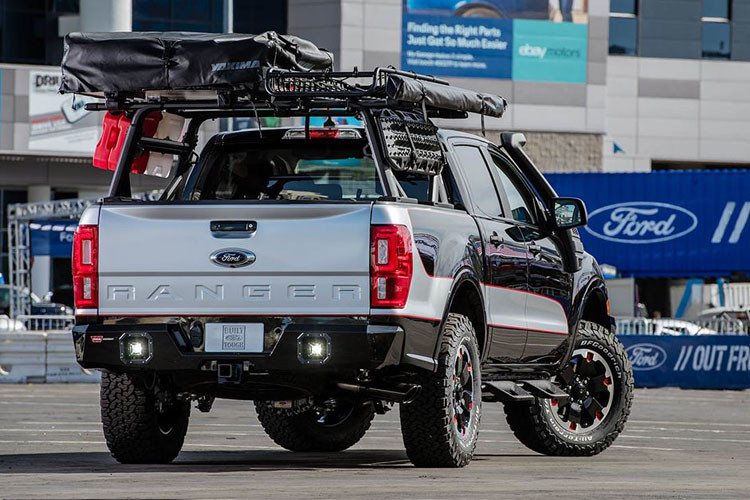 Điểm thu hút nhất có lẽ là đính kèm bộ lều có thể gấp gọn được gắn phía trên thùng sau, đáp ứng nhu cầu của những người yêu thích cắm trại ngoài trời.