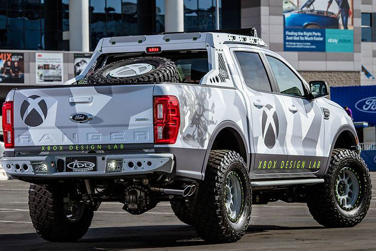 Điểm cộng của siêu phẩm này là dàn điện tử hiện đại. Ngoài ra chiếc xe cũng được đôn phuộc, độ bánh và lắp các trang bị offroad như ba-đờ-sốc kèm tời điện và đèn chiếu sáng LED bar.