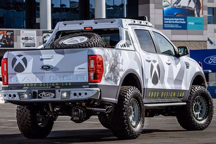 Điểm cộng của siêu phẩm này là dàn điện tử hiện đại. Ngoài ra chiếc xe cũng được đôn phuộc, độ bánh và lắp các trang bị offroad như ba-đờ-sốc kèm tời điện và đèn chiếu sáng LED bar.