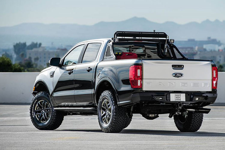 Hệ thống xả Performance, lốp gai, ba-đờ-sốc thép của Desert Racer và hộp cứu thương hoàn thành các nâng cấp cho chiếc xe.