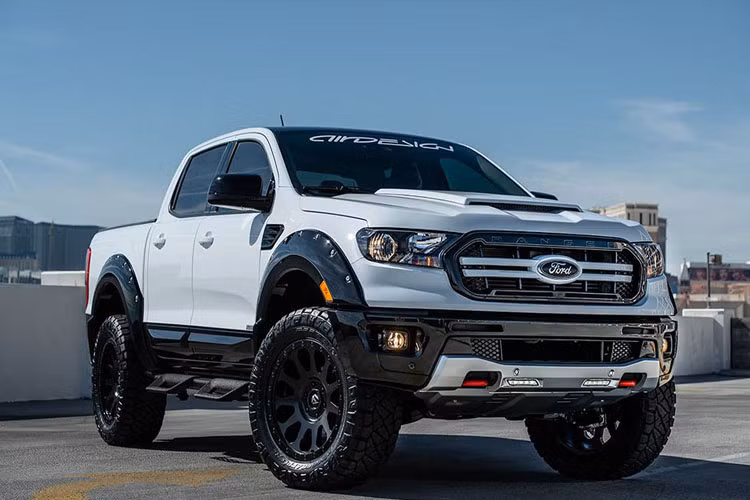 Chiếc Ranger do Air Design USA sử dụng hàng loạt chi tiết thân xe chính hãng Ford Accessories như cản trước sau, nắp ca-pô với khe gió, cánh gió trên kính trước và phía sau đuôi. "Dàn chân" của bản độ này bao gồm tay đòn BDS, phuộc đôn Fox, mâm 20 inch kèm lốp 33 inch.