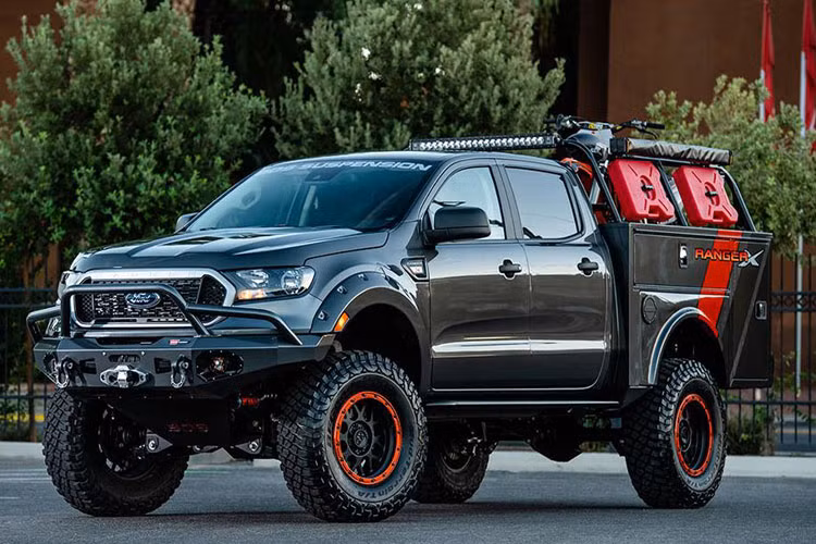 Ford Ranger X Project từ hãng BDS. Điểm nổi bật nhất của chiếc xe đó là chassis được nối dài để lắp bộ thùng cỡ lớn, chứa đầy đủ các trang bị cho một chuyến phượt dài ngày.