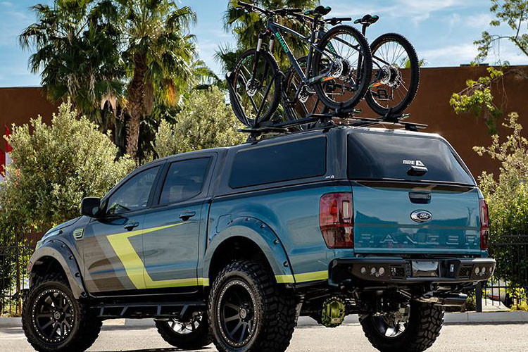 Một trong số đó là mẫu Ford Ranger Project Nightfall được độ bởi ARE. Xe gây ấn tượng mạnh nhất ở phần ngoại thất được trang trí viền vàng lạ mắt, Cùng với đó là bộ mâm 20 inch cực khủng. Ngoài ra chiếc xe còn có bộ nẹp ốp nới rộng Bushwhacker, nắp thùng sau của ARE và hệ thống treo từ BDS/Fox.