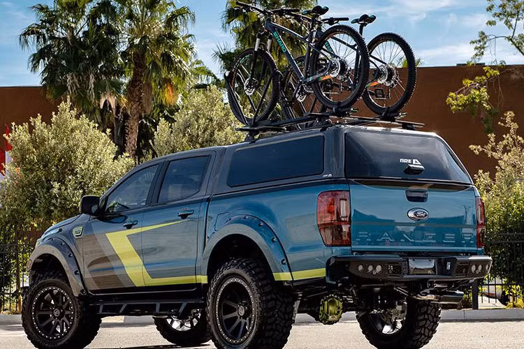 Một trong số đó là mẫu Ford Ranger Project Nightfall được độ bởi ARE. Xe gây ấn tượng mạnh nhất ở phần ngoại thất được trang trí viền vàng lạ mắt, Cùng với đó là bộ mâm 20 inch cực khủng. Ngoài ra chiếc xe còn có bộ nẹp ốp nới rộng Bushwhacker, nắp thùng sau của ARE và hệ thống treo từ BDS/Fox.