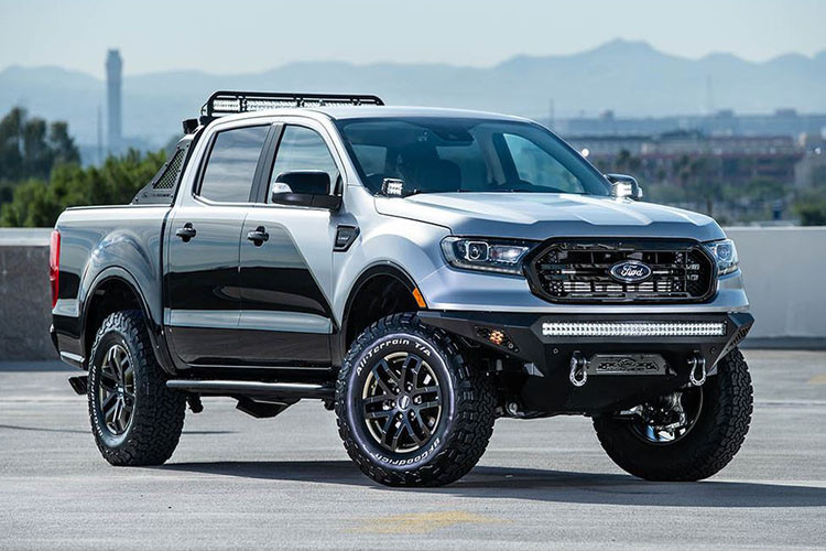 Bản độ Ranger Pre-Runner dựa trên bản Ranger FX4, không chỉ có bộ mâm từ Raptor, chiếc xe còn sở hữu bộ vi sai với tỉ số truyền 3.73, phuộc Fox cùng tay đòn hệ thống treo BDS để đôn gầm lên cao hơn 3 inch.