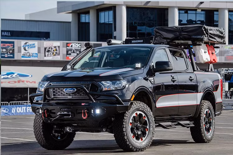 Bản độ Base Camp cho Ranger 2019 từ Ford Performance. Siêu phẩm này được bổ sung ba-đờ-sốc kèm tời điện của Warn và ống thở từ Ford Performance.