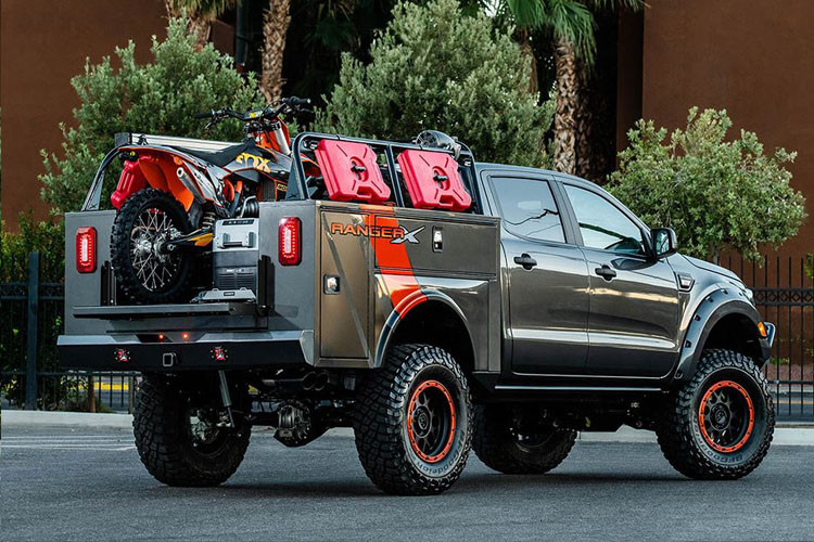 Hệ thống treo của Ranger X cũng được đôn lên tới 6 inch và các trang bị như ba-đờ-sốc thép cùng tời điện. Xe có sức chứa hành lý cũng khá lớn.