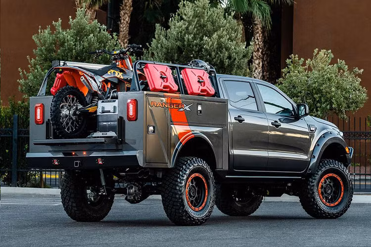 Hệ thống treo của Ranger X cũng được đôn lên tới 6 inch và các trang bị như ba-đờ-sốc thép cùng tời điện. Xe có sức chứa hành lý cũng khá lớn.