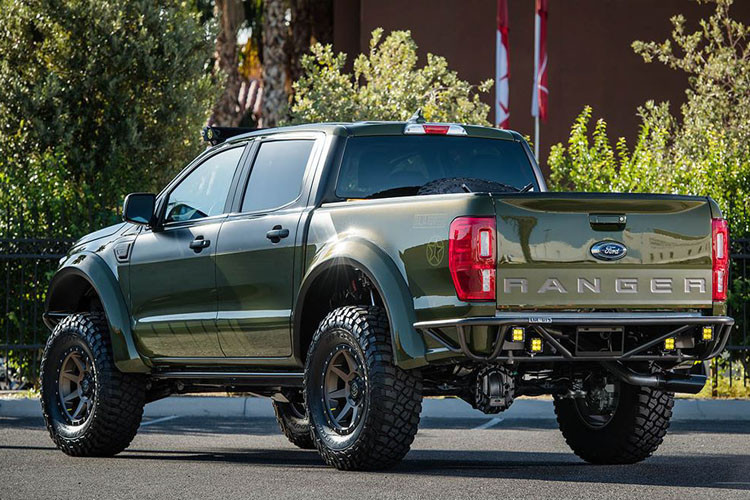 Ranger Baja-Forged còn sở hữu bộ lốp khủng 35 inch chuyên lội bùn, bodykit "hàng thửa" và thùng sau tích hợp đầy đủ những dụng cụ cần thiết.