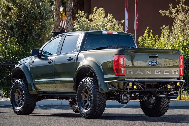 Ranger Baja-Forged còn sở hữu bộ lốp khủng 35 inch chuyên lội bùn, bodykit "hàng thửa" và thùng sau tích hợp đầy đủ những dụng cụ cần thiết.