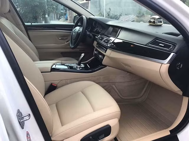 Nhiều trang bị hiện đại khác như ghế chỉnh điện đa hướng, nút khởi động thông minh cũng được trang bị.