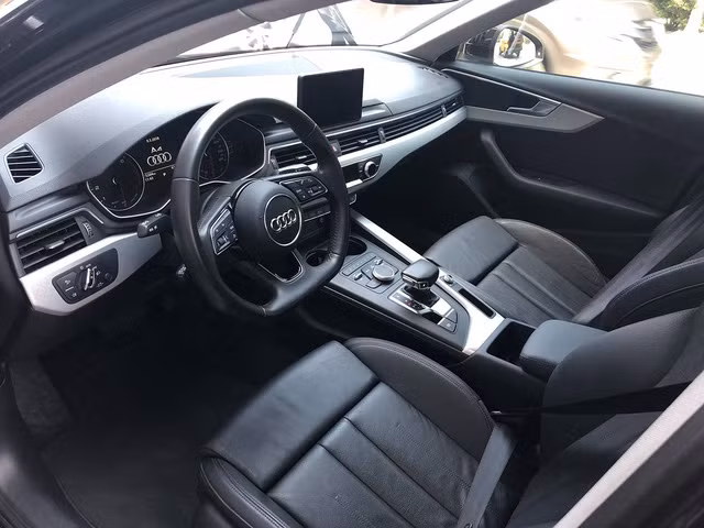 Một số trang bị tiêu chuẩn như ghế ngồi thể thao, hệ thống chiếu sáng LED.